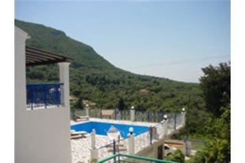 Grecia Chata Paramonas, Exterior